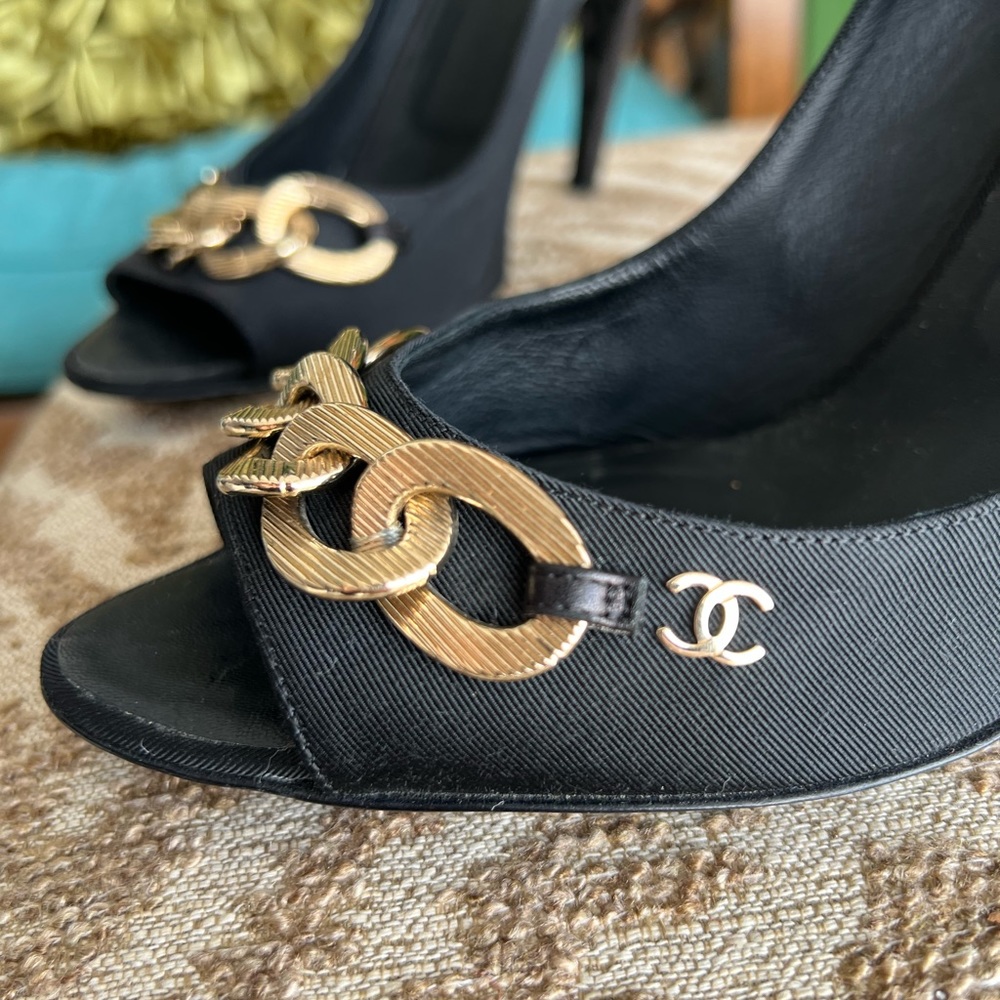 CHANEL black & gold detail chain heels peep toe leather shoes - Picture 4 of 16